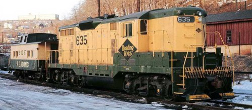 A view of Reading GP-7 #635 at Pottsville, PA, showing the 1960s green and yellow paint scheme.