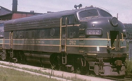 Reading F3 #262A.  Note the "Safety Is Your Job" stencil on the nose above the pilot.  This lettering was applied to all first-generation diesel power.