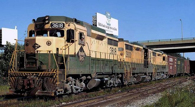 A three-unit set of GP-30 locomotives led by #3618 haul the freight on the Reading.