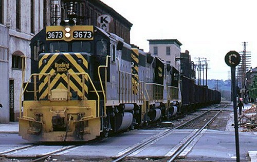 A three-unit set of GP40-2s hauling loaded ore from Joanna to Bethlehem