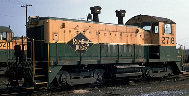 Reading SW-1200 locomotive #2718.