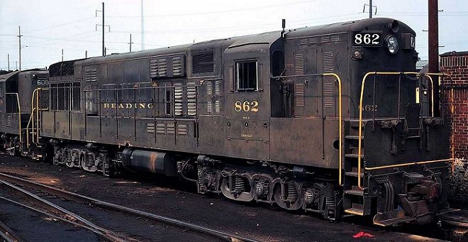 Reading FM Trainmaster #862 seen with a GP-7.  This was a common combination on the Reading.